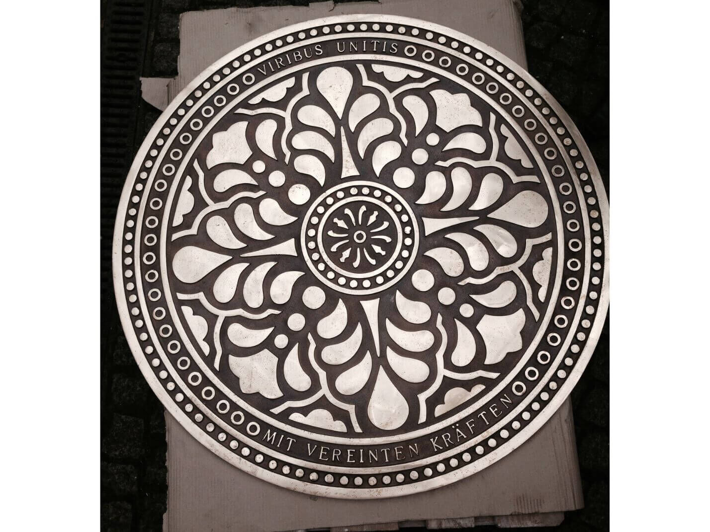 individuelle Bodeneinlegeplatte aus Messingguss mit floralem Muster und individuellem Text individuelle Bodeneinlegeplatte aus Messingguss mit floralem Muster und individuellem Text