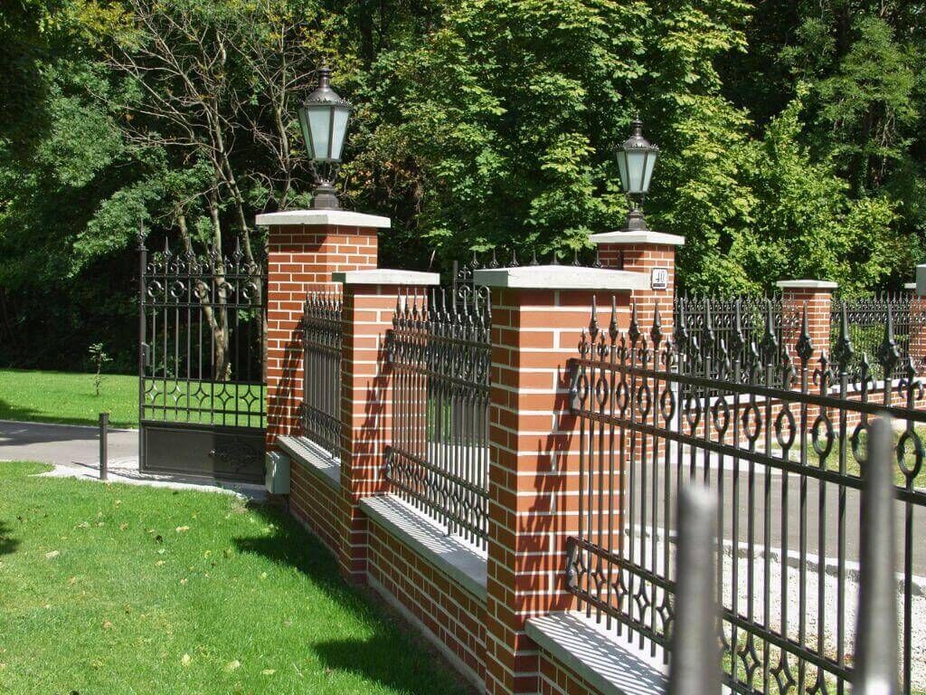 Eleganter Zaun aus Gusseisen im klassischen Stil Eleganter Zaun aus Gusseisen im klassischen Stil