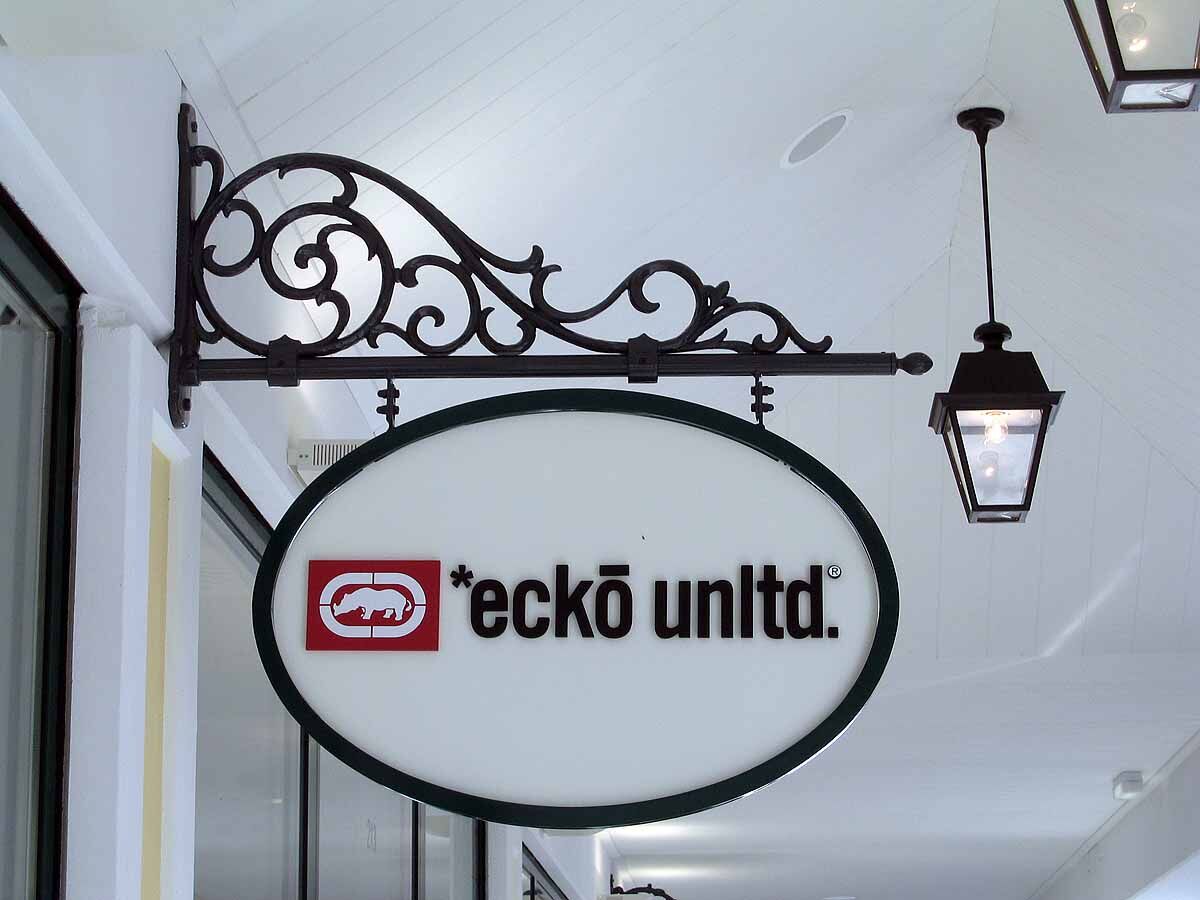 parndorf_designer_outlet_einkaufszentrum_steckschild_ausleger_drab_03 Steckschild bzw. Ladenschild mit Wandausleger aus Metallguss & Schmiedeeisen