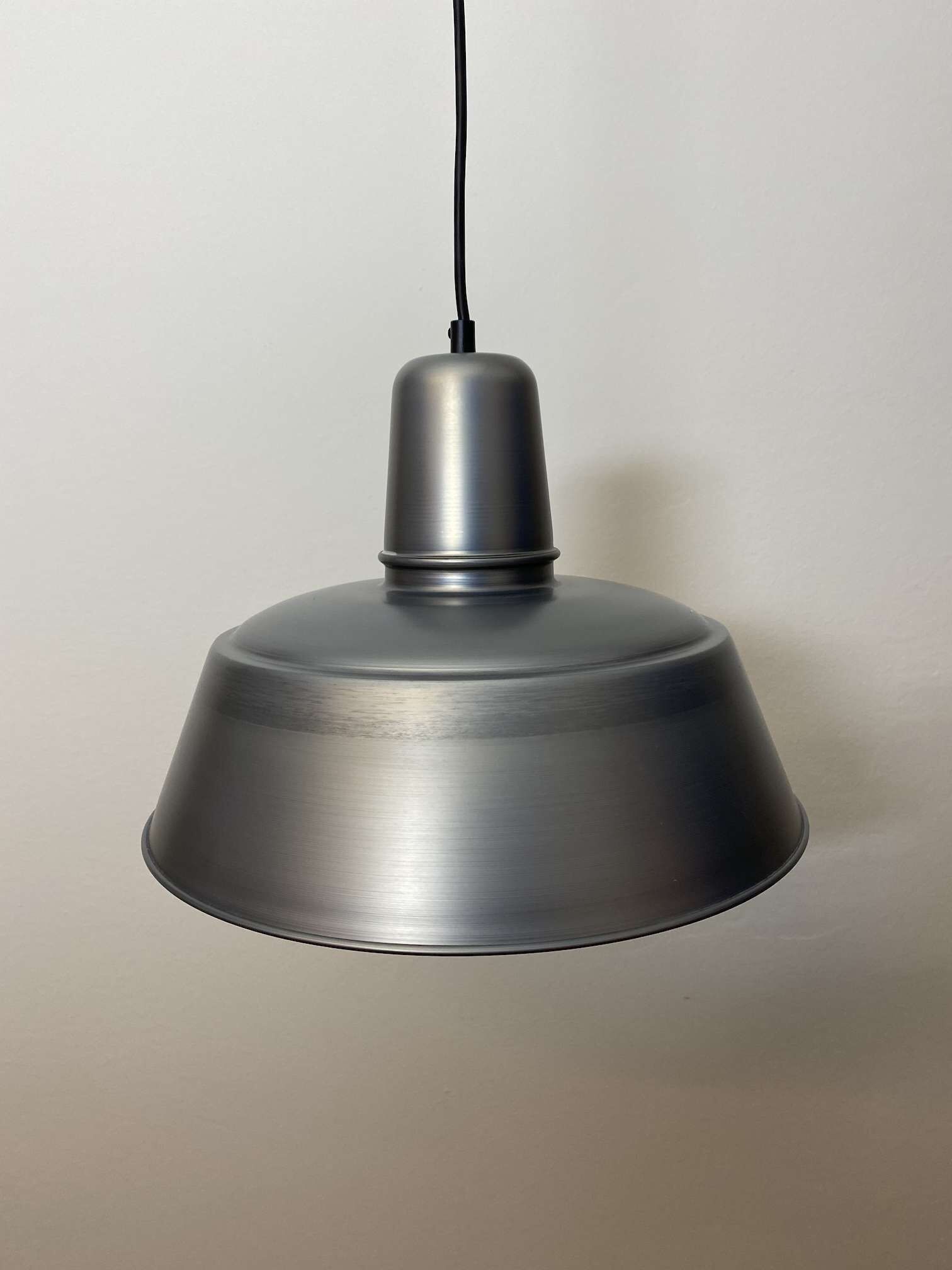 fabrikleuchte-haengeleuchte-sievering-3 Hängeleuchte Sievering aus Stahlblech mit mattem Klarlack