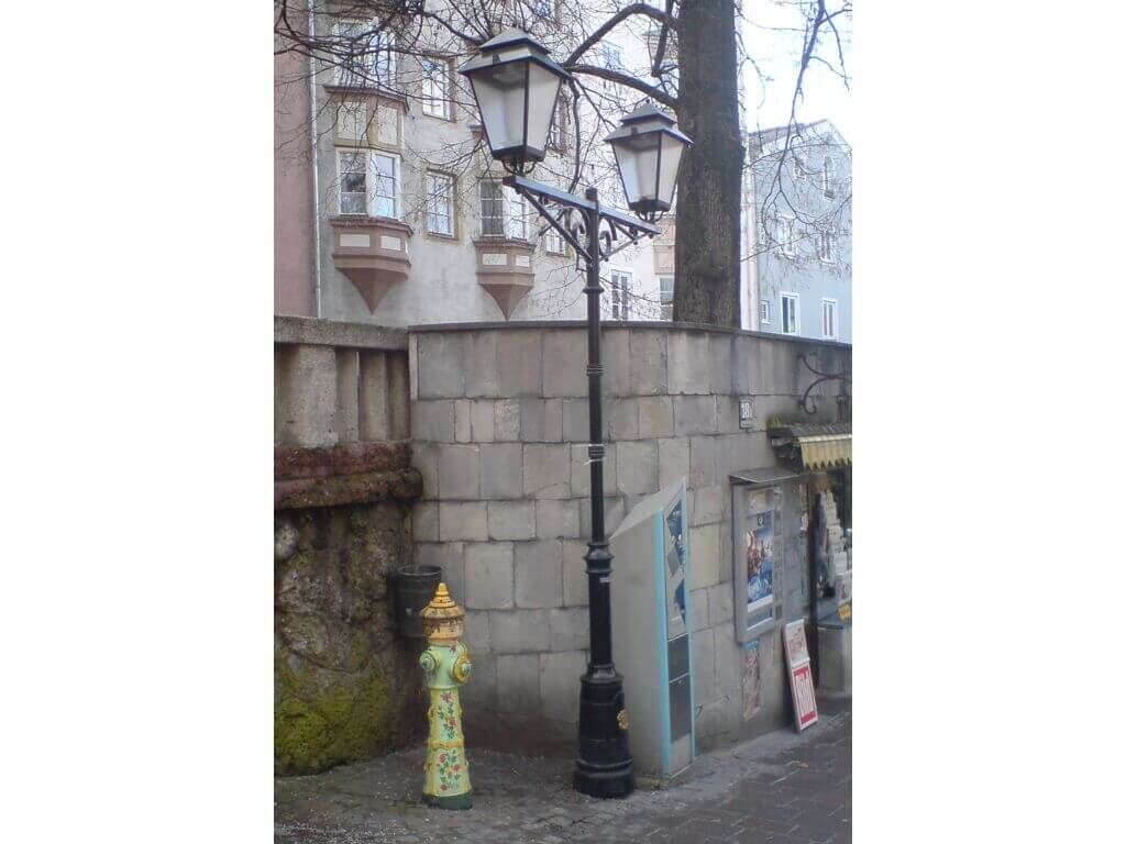 Zweiflammige Standlaterne in Kufstein Zweiflammige Standlaterne in Kufstein