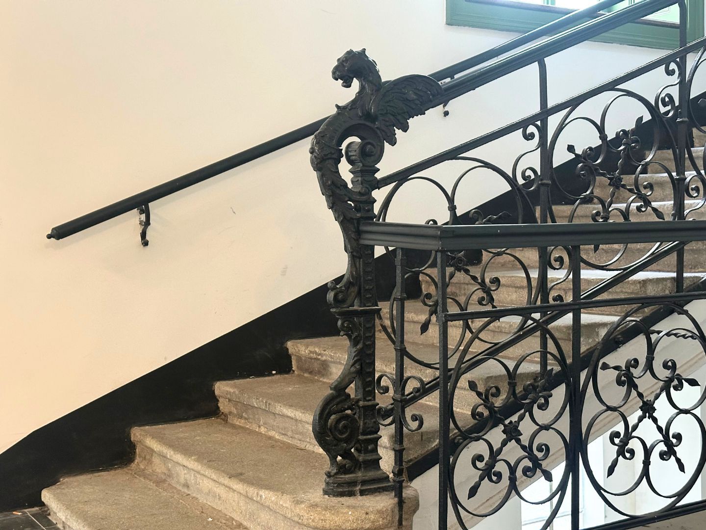 Gusseisen Anfangs-Geländersteher - geflügelter Löwe