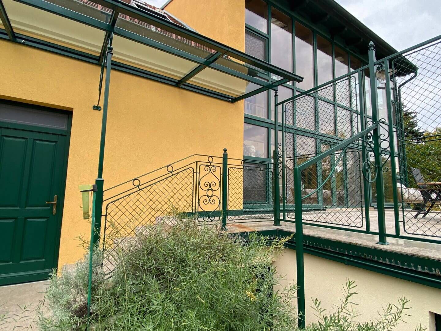 Vordach mit Glasüberdachung, Krippgittergeländer und Krippgitterzaun Vordach mit Glasüberdachung, Krippgittergeländer und Krippgitterzaun