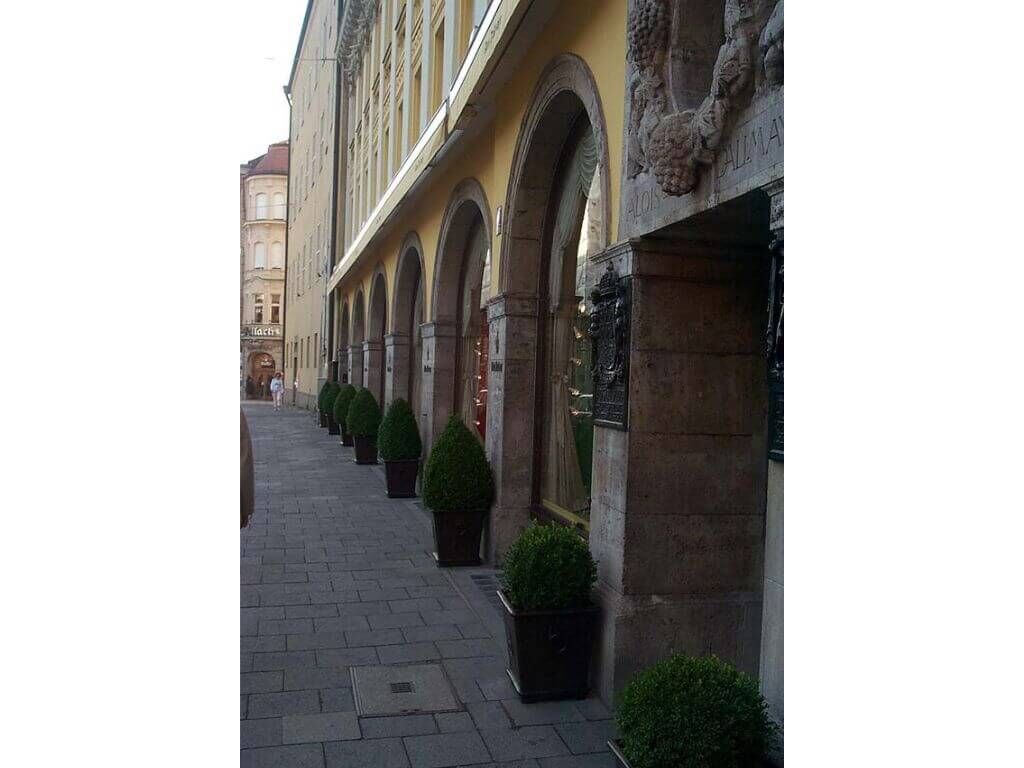 dallmayr_blumentopf_bronzeguss_drab_01