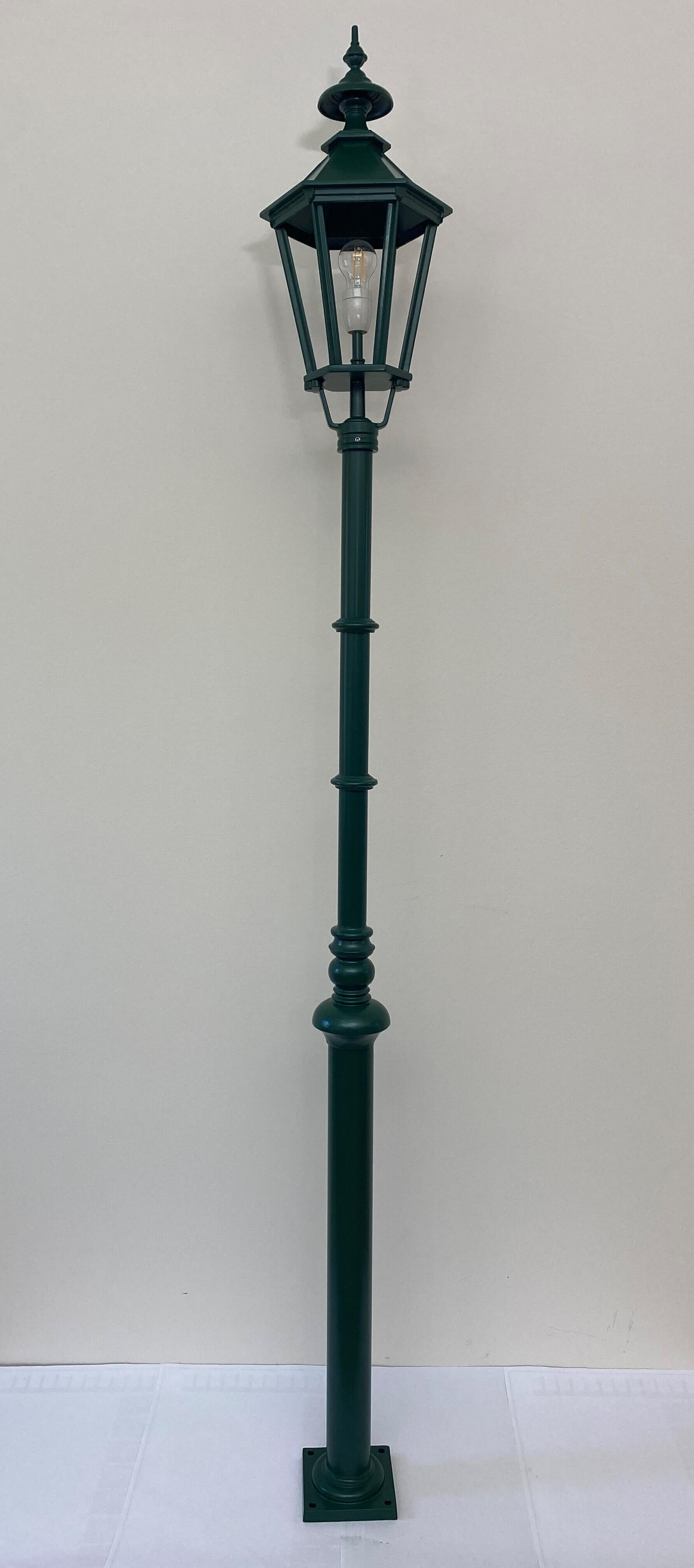 sechseckige-gartenlaterne-standleuchte-mailand-schwechat-moosgruen-1 Gartenlaterne "Mailand/Schwechat" in RAL 6005 Moosgrün