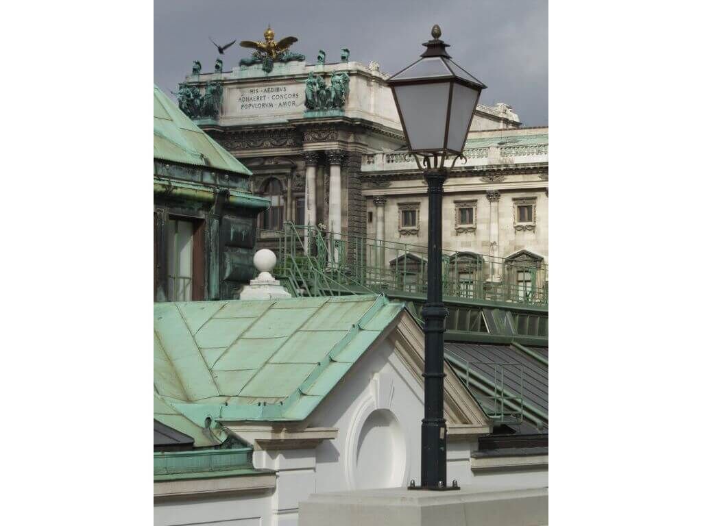 Viereckige Strassenlaterne auf Steinbalustrade der Albertina Viereckige Strassenlaterne auf Steinbalustrade der Albertina