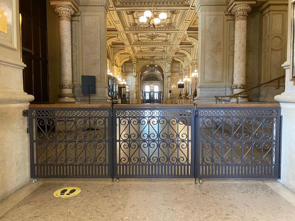 Dreiteiliges Absperrgelaender aus Schmiedeeisen in Eingangsbereich der Wiener Staatsoper Dreiteiliges Absperrgelaender aus Schmiedeeisen in Eingangsbereich der Wiener Staatsoper