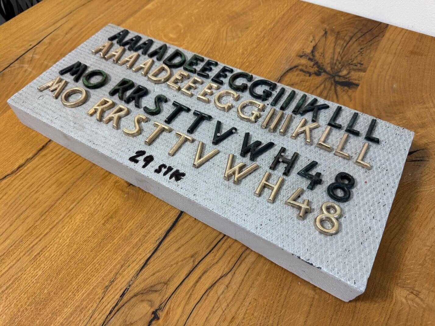 Reproduktion von Fassadenbuchstaben mit Stift aus Messingguss für Denkmal Reproduktion von Fassadenbuchstaben mit Stift aus Messingguss für Denkmal