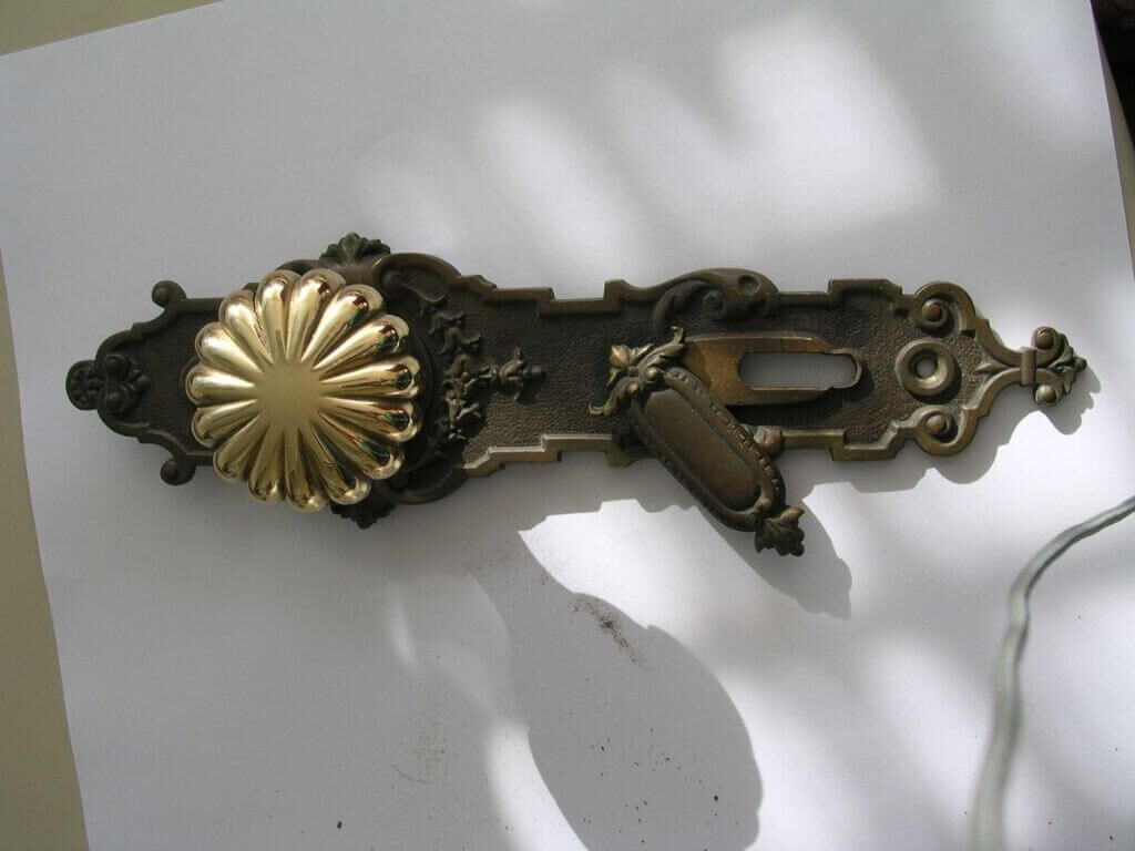 Reproduktion von Türgriff aus poliertem Messingguss Reproduktion von Türgriff aus poliertem Messingguss