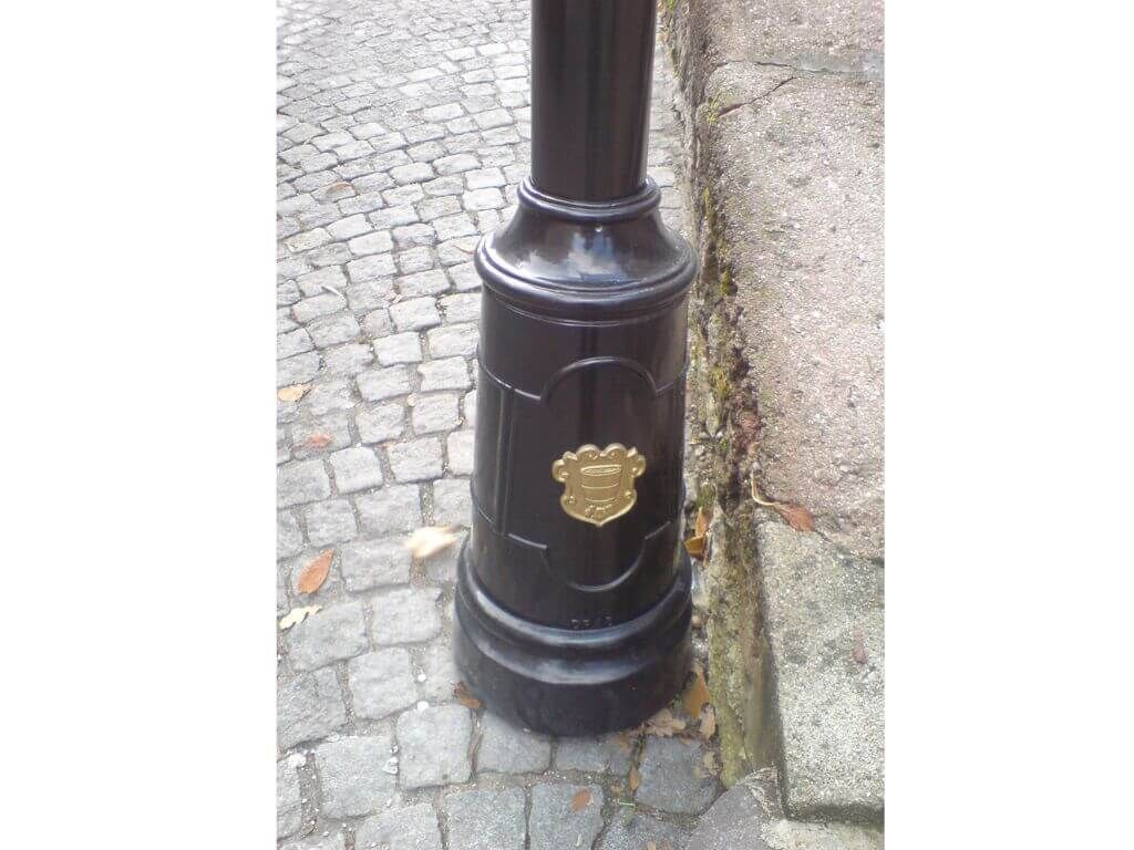 Logo am Sockel der Strassenlaterne in Kufstein Logo am Sockel der Strassenlaterne in Kufstein