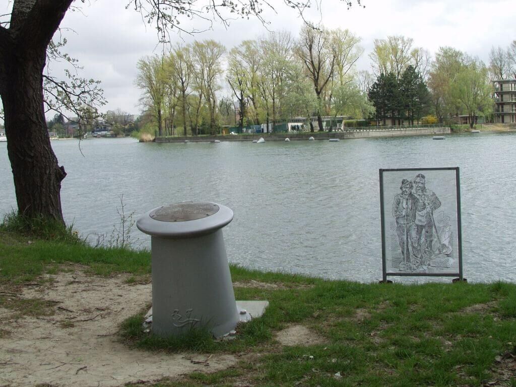 Schiffspoller mit eingelassenem Bronzeschild Schiffspoller mit eingelassenem Bronzeschild