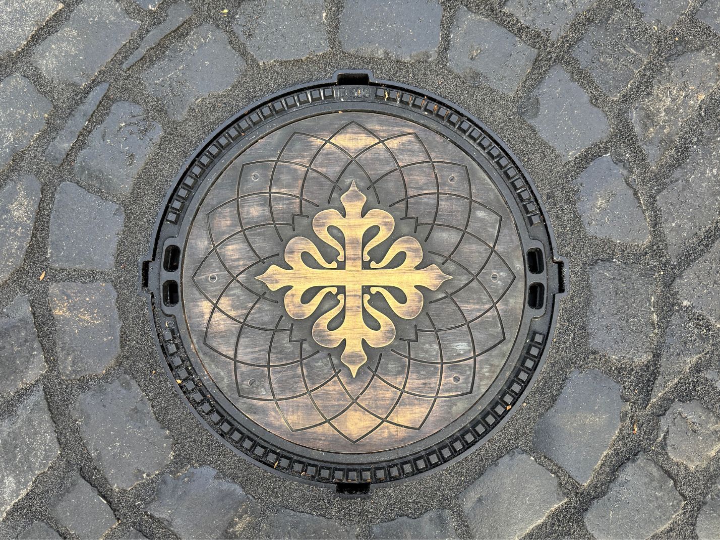Schachtabdeckung mit erhabenem Caltravakreuz