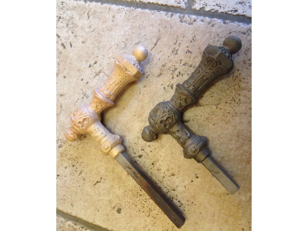 Reproduktion eines historischen Tuergriffs aus Bronzeguss Reproduktion eines historischen Tuergriffs aus Bronzeguss