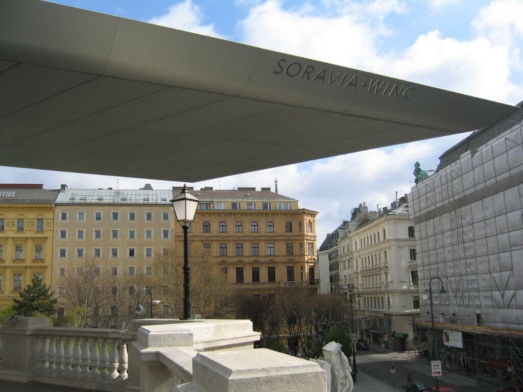 Viereckige Strassenlaterne vor der Albertina Viereckige Strassenlaterne vor der Albertina