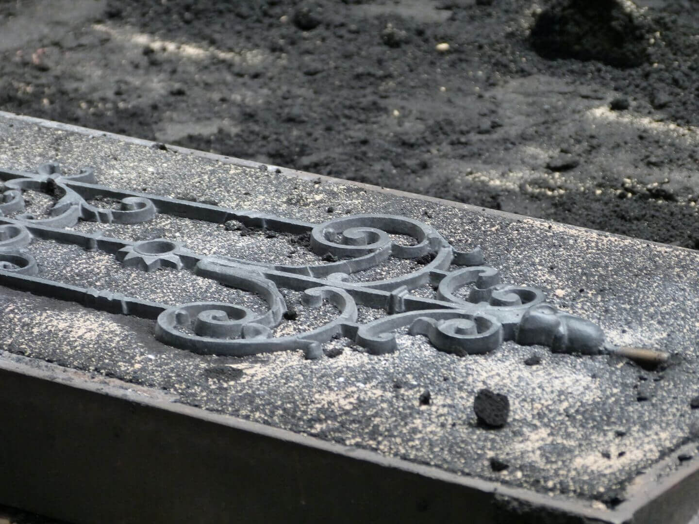 Detailaufnahme des in Sand eingelegten Geländerteils - Erstellung der Sandform