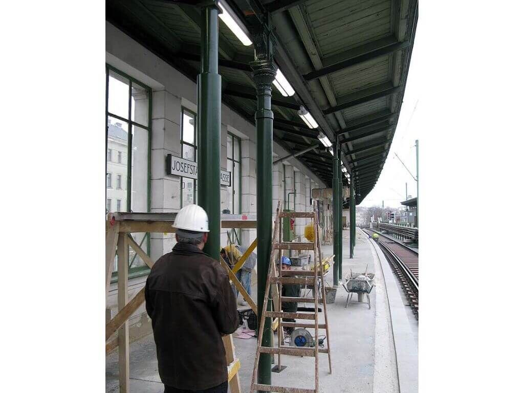 Montagearbeiten in der Ubahnstation Josefstaedterstrasse Montagearbeiten in der Ubahnstation Josefstaedterstrasse