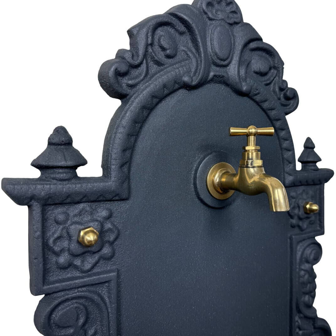 Bei der Bassena Art. 10110gusseisen "Wien" inkludierter Wasserhahn aus Messing Bei der Bassena Art. 10110gusseisen "Wien" inkludierter Wasserhahn aus Messing