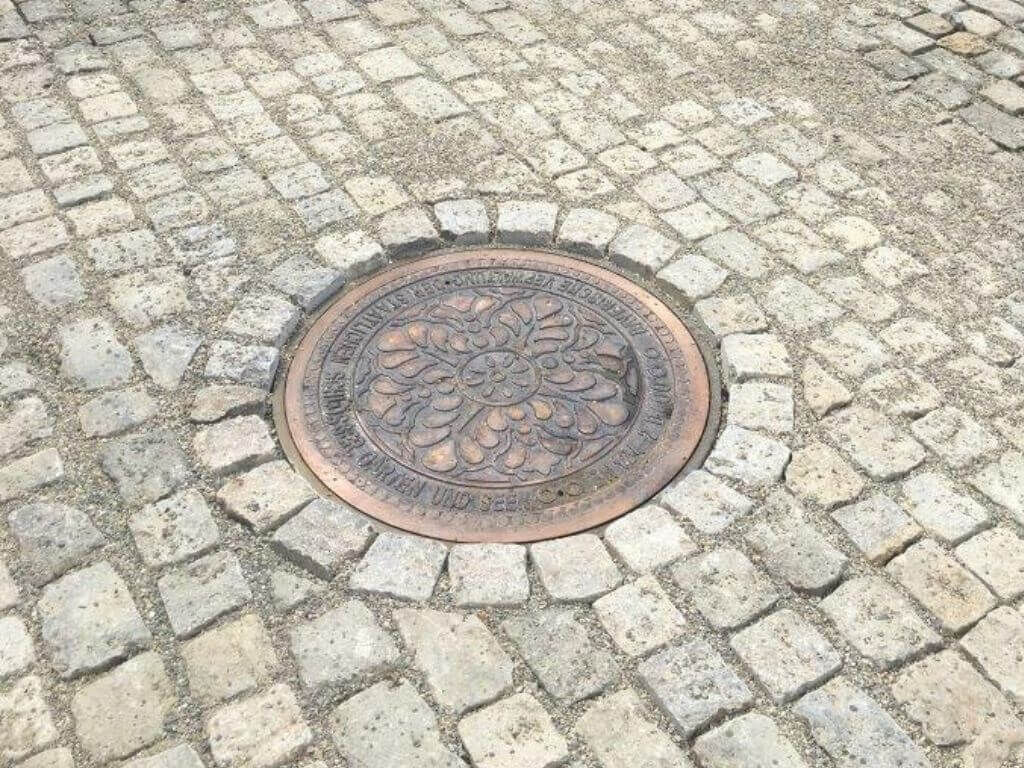 Individuelle Schachtabdeckung aus Bronzeguss fuer die Residenz Wuerzburg Individuelle Schachtabdeckung aus Bronzeguss fuer die Residenz Wuerzburg