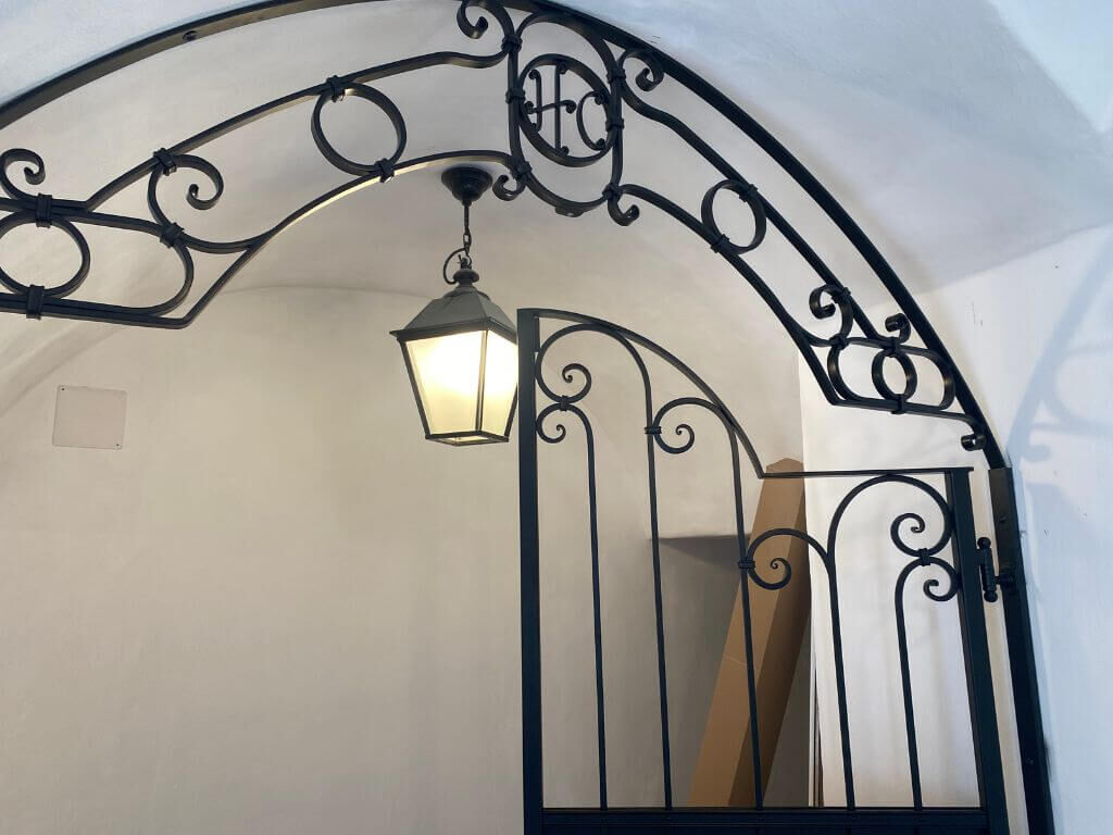 Detailaufnahme der oberen Schmiedeeisen Verzierungen Detailaufnahme der oberen Schmiedeeisen Verzierungen