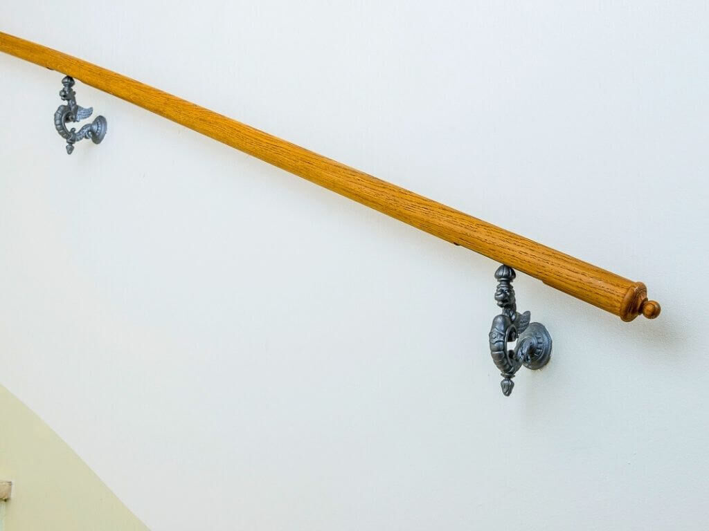 Nostalgischer Handlaufhalter Art. 15305 aus Gusseisen mit Holzhandlauf Nostalgischer Handlaufhalter Art. 15305 aus Gusseisen mit Holzhandlauf