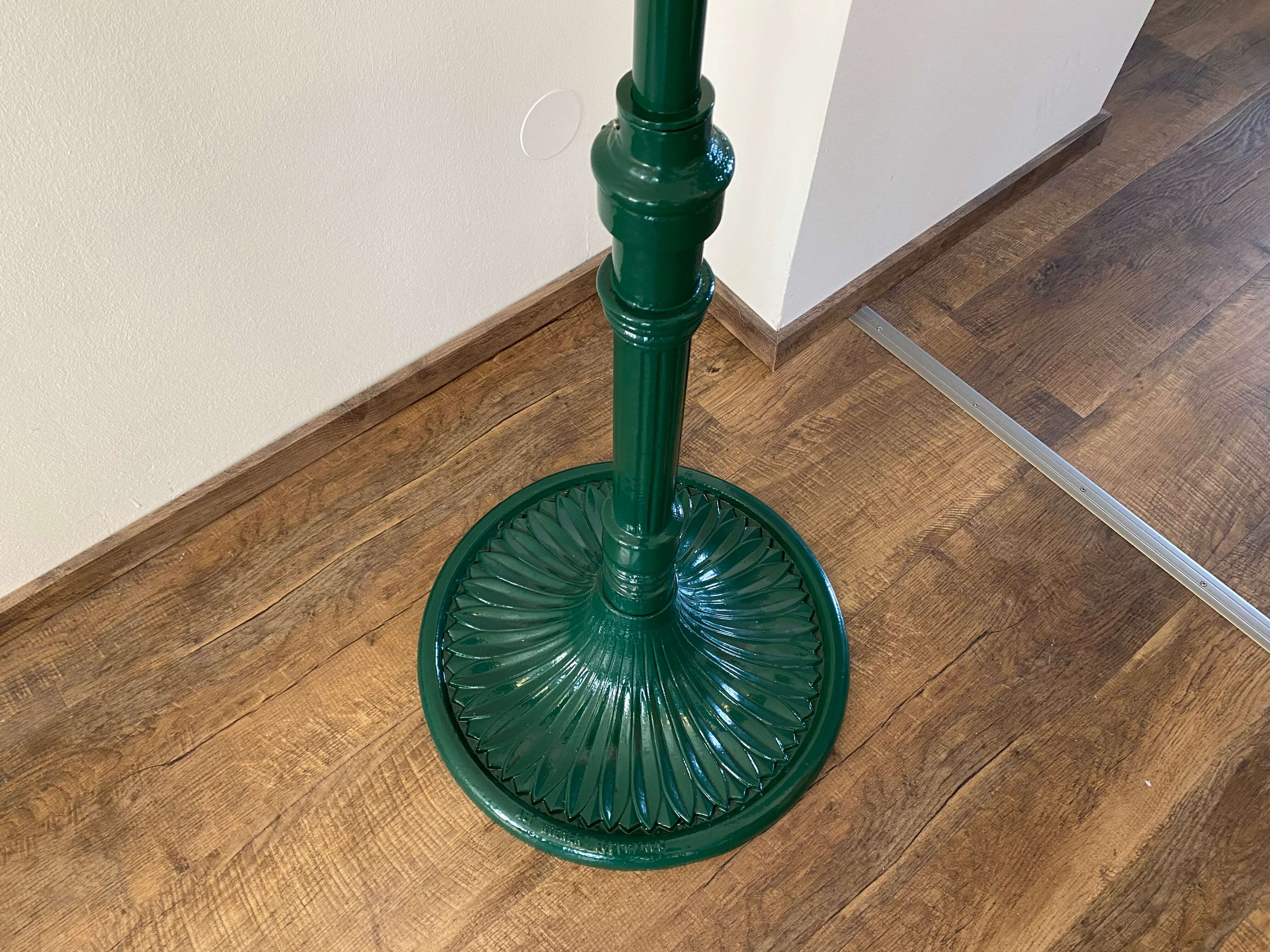 kleiderstaender-klassich-gruen-5 massiver Standfuß aus Gusseisen / Grauguss