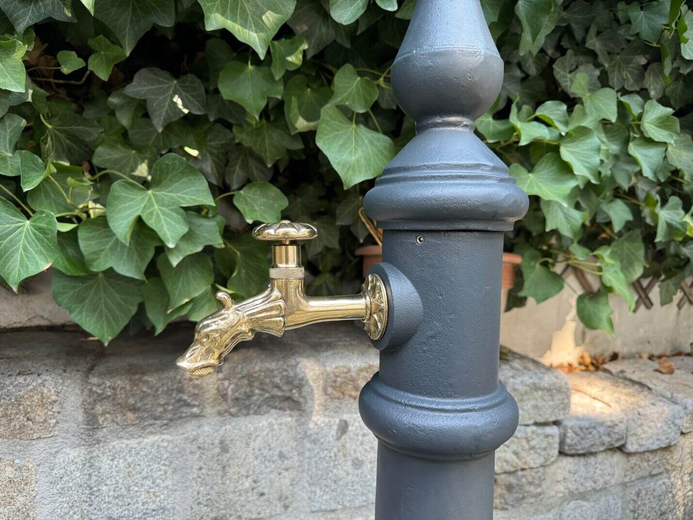 Wasserhahn aus Messing des Gartenbrunnen St. Aegyd Gross Wasserhahn aus Messing des Gartenbrunnen St. Aegyd Gross