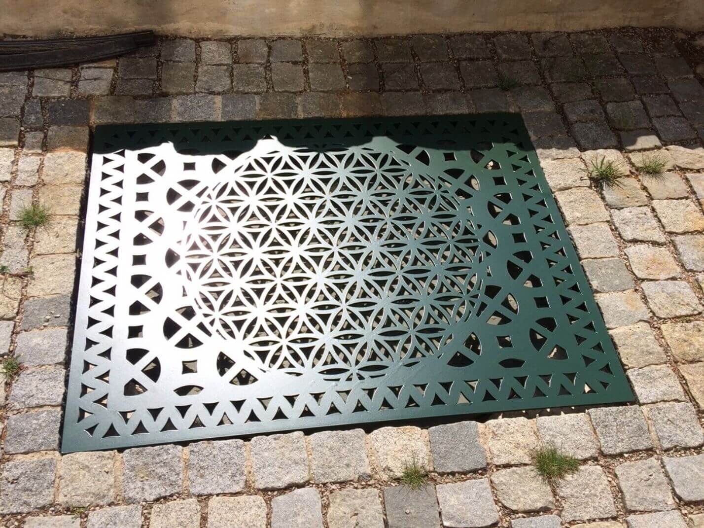 Schachtabdeckung mit floralem Muster Schachtabdeckung mit floralem Muster