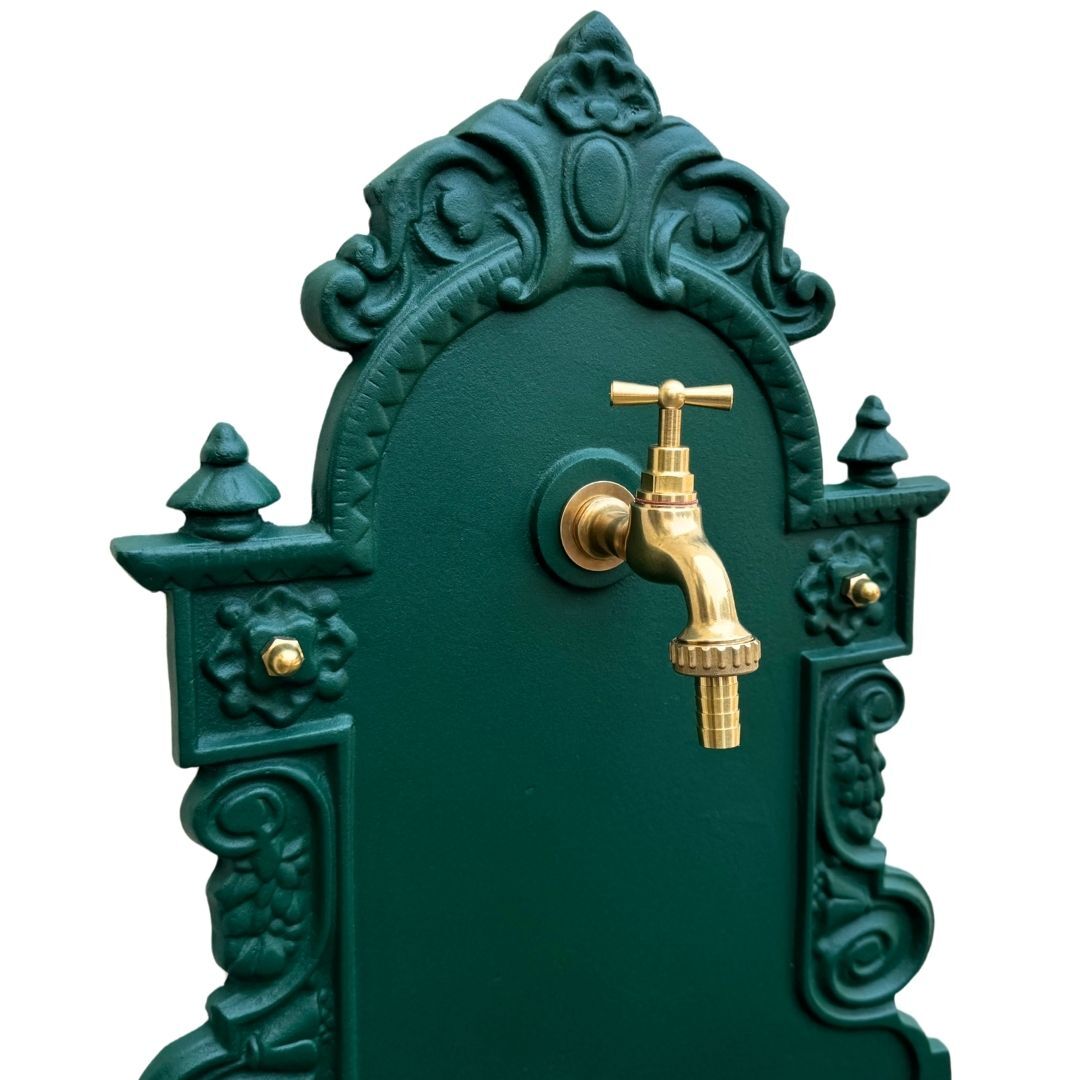 Detailansicht der Gusseisen-Bassena Wien in Gruen Detailansicht der Gusseisen-Bassena Wien in Gruen