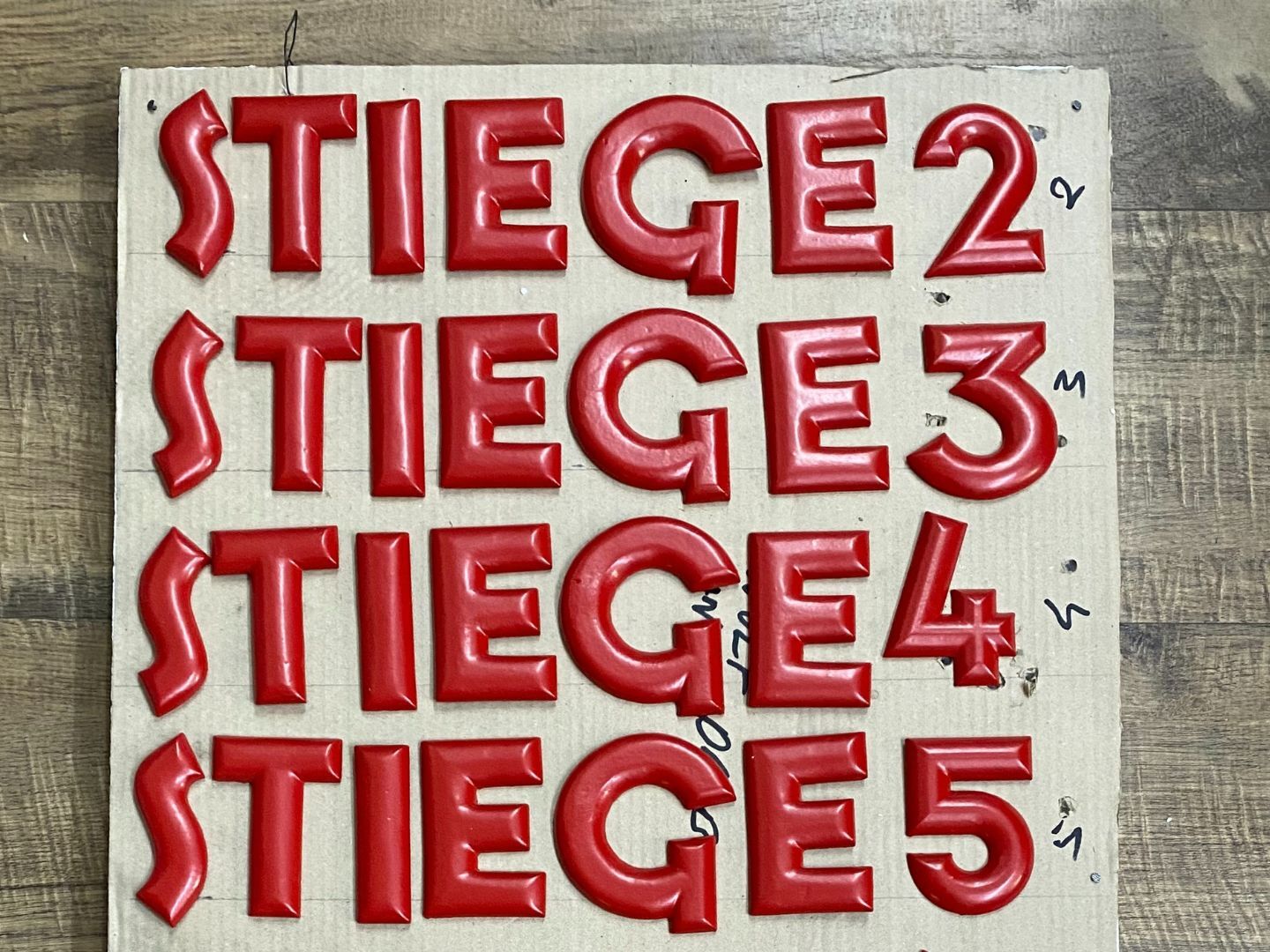 Reproduktion Buchstaben für Fassade "STIEGE" aus Aluminiumguss - Stadt Wien / Wiener Wohnen Reproduktion Buchstaben für Fassade "STIEGE" aus Aluminiumguss - Stadt Wien / Wiener Wohnen