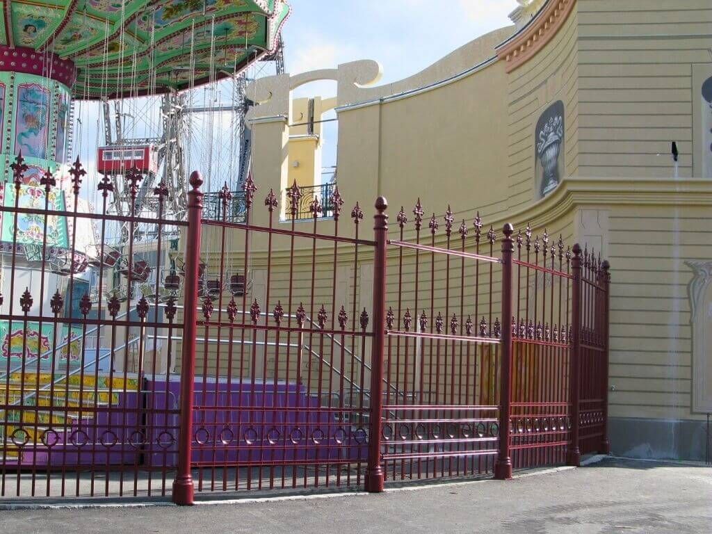 klassischer-zaun-zaunspitzen-rot-eisen-aluminiumguss-prater-drab-3
