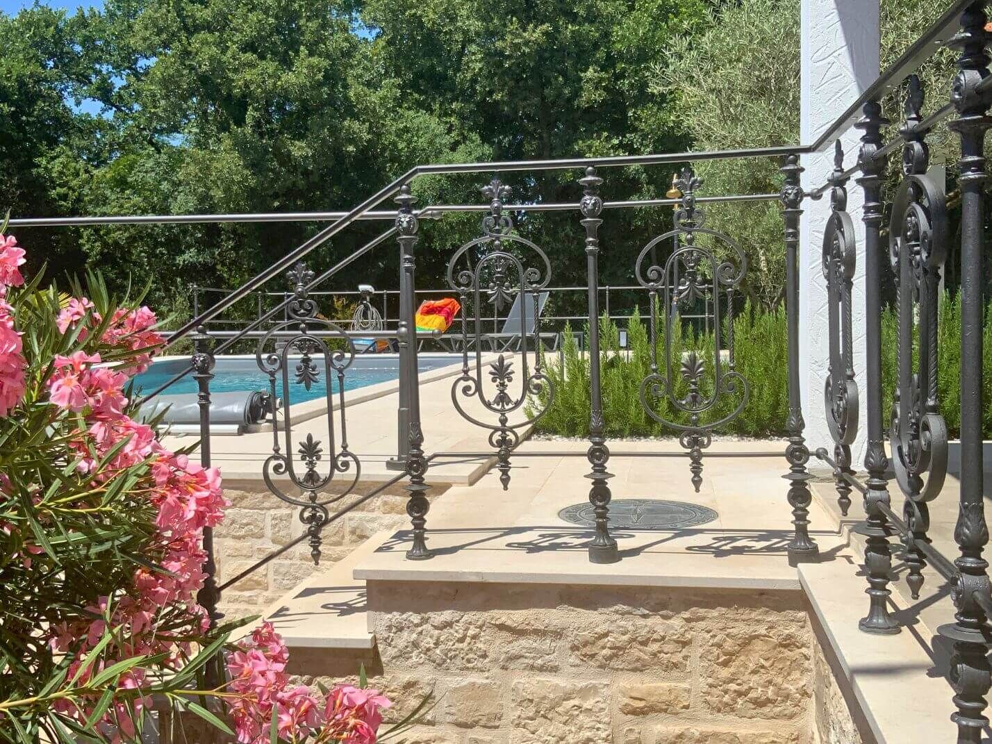 stilvolles Terrassengelaender aus Gusseisen stilvolles Terrassengelaender aus Gusseisen