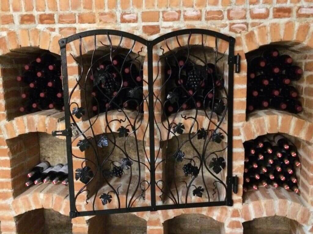 Verschliesbares Tuerl fuer Weinregal aus Schmiedeeisen Verschliesbares Tuerl fuer Weinregal aus Schmiedeeisen