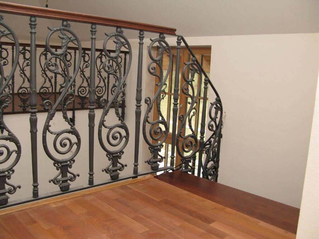 Stiegenabgang Gussgelaender Stiegenabgang Gussgelaender