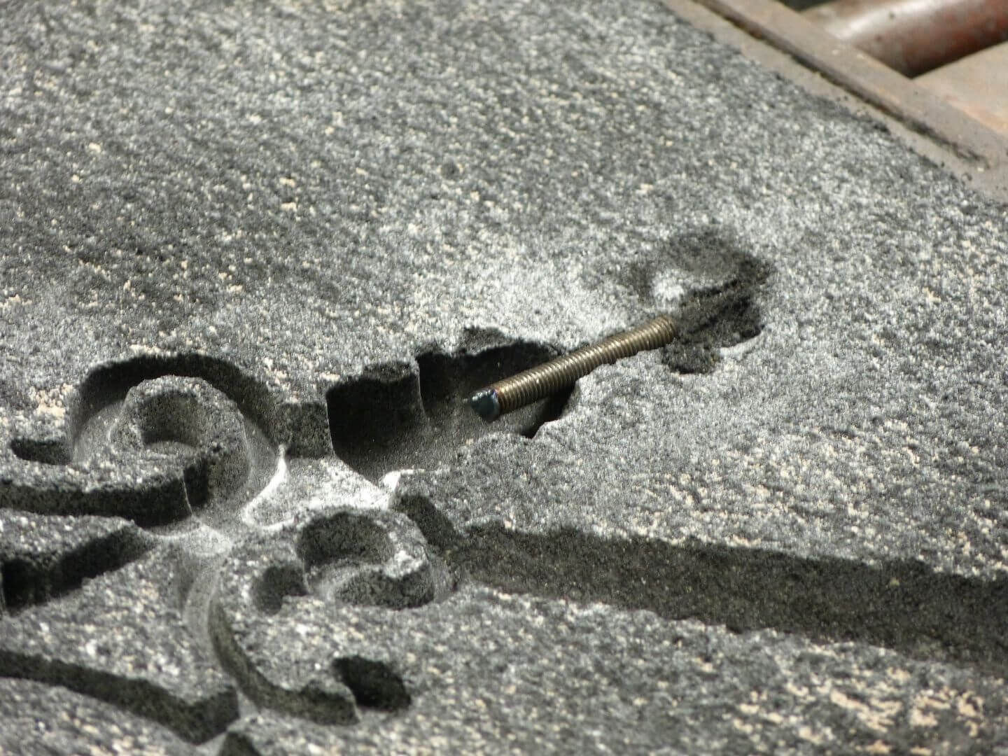 Reproduktion historischer Geländer: obere Gewindestange einlegen