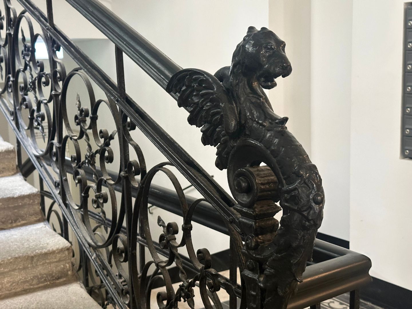 Anfangssteher für Stiegenhausgeländer "geflügelter Löwe" aus Gusseisen