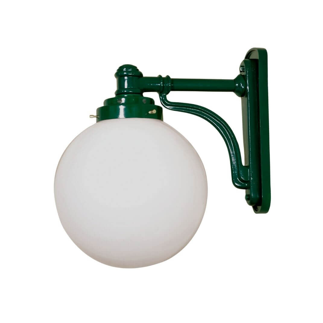 Kugel-Wandleuchte Meran 3 Art. 2128h20 in RAL 6005 Moosgruen Kugel-Wandleuchte Meran 3 Art. 2128h20 in RAL 6005 Moosgruen