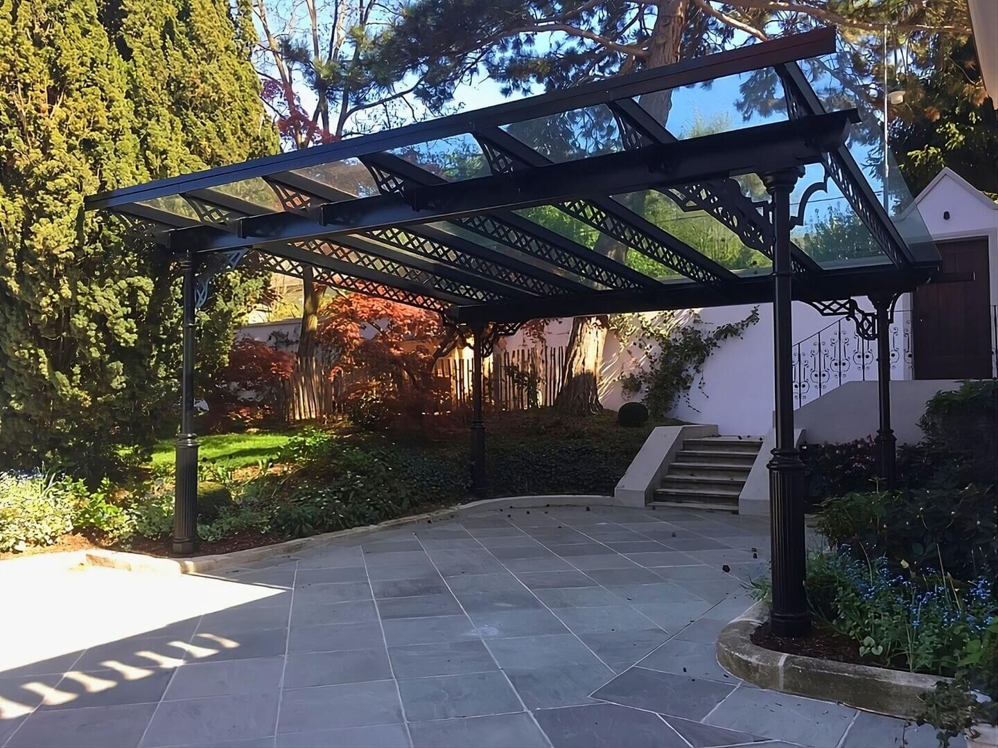 Klassisches Carport aus Metall mit Glasueberdachung Klassisches Carport aus Metall mit Glasueberdachung