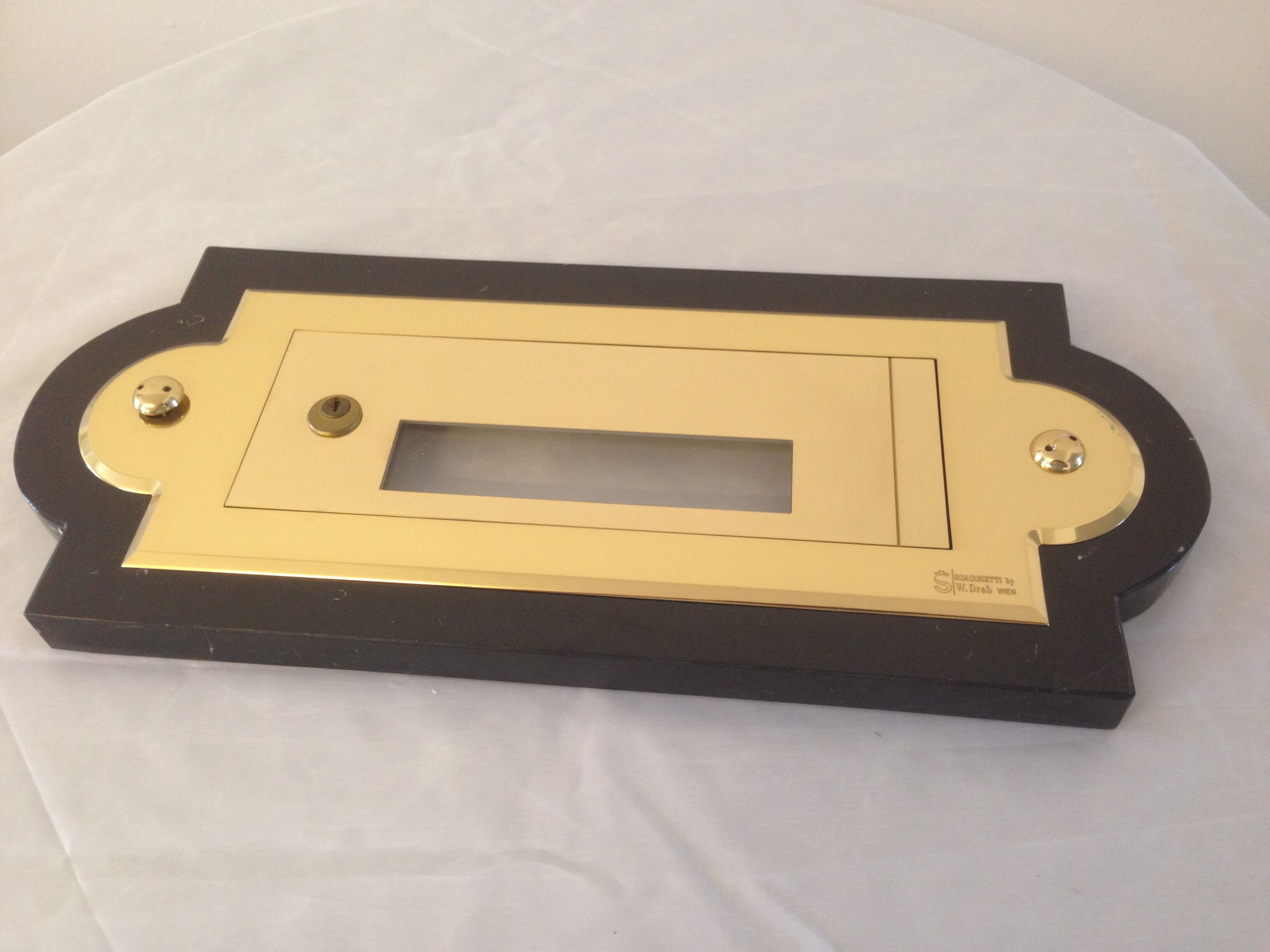 IMG_6194 Entnahmetür aus Messing mit Marmorrahmen Vorderseite - Ausstellungsstück