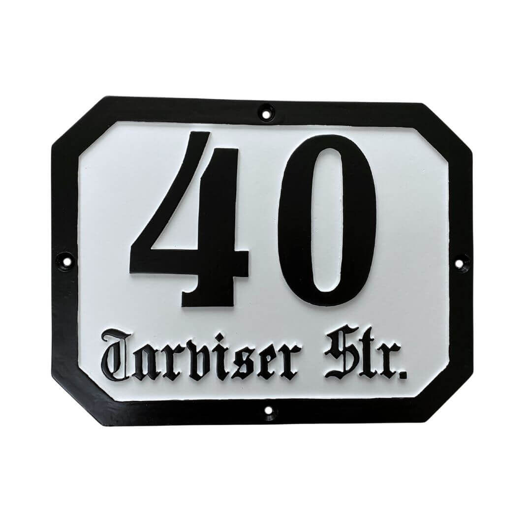 historische achteckige Hausnummerntafel aus Aluminiumguss mit schwarzem Rand und schwarzer Frakturschrift historische achteckige Hausnummerntafel aus Aluminiumguss mit schwarzem Rand und schwarzer Frakturschrift