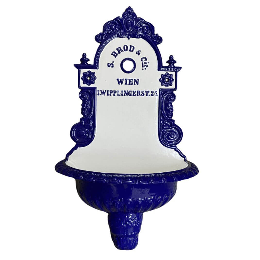 restaurierte Bassena aus Gusseisen mit blau-weißem Emaille restaurierte Bassena aus Gusseisen mit blau-weißem Emaille