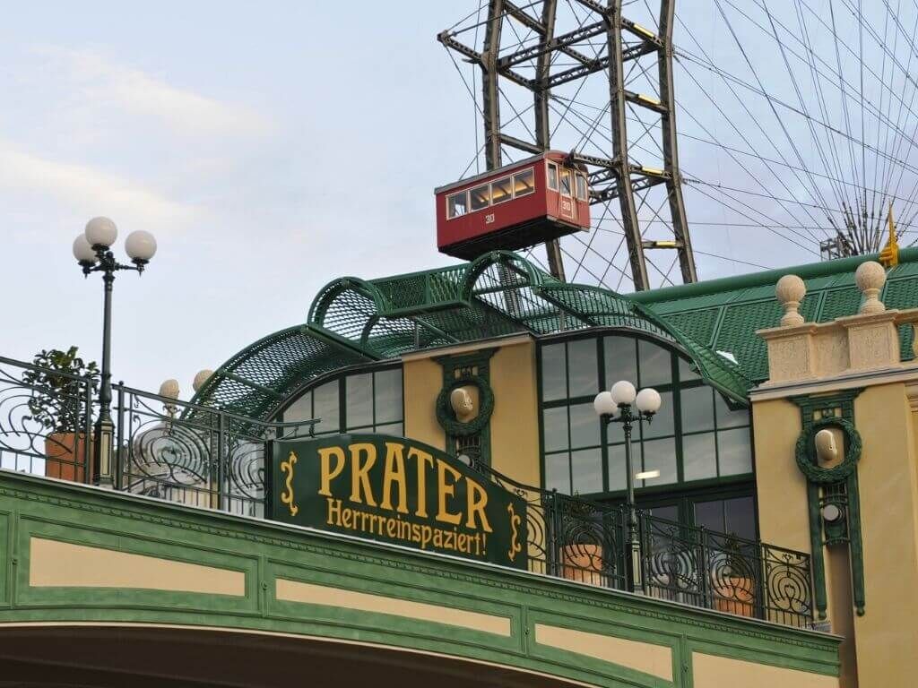 Klassisches Brückengeländer und nostalgische Kugel-Standlaternen beim Eingang des Wiener Praters