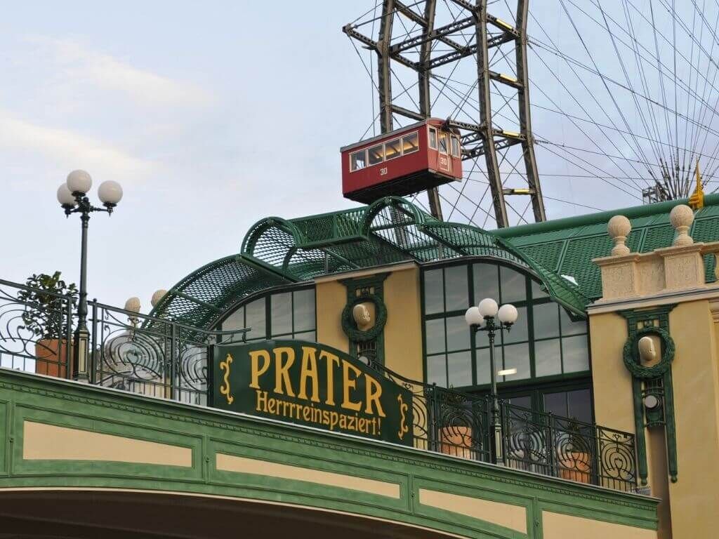 Klassisches Brückengeländer und nostalgische Kugel-Standlaternen beim Eingang des Wiener Praters Klassisches Brückengeländer und nostalgische Kugel-Standlaternen beim Eingang des Wiener Praters