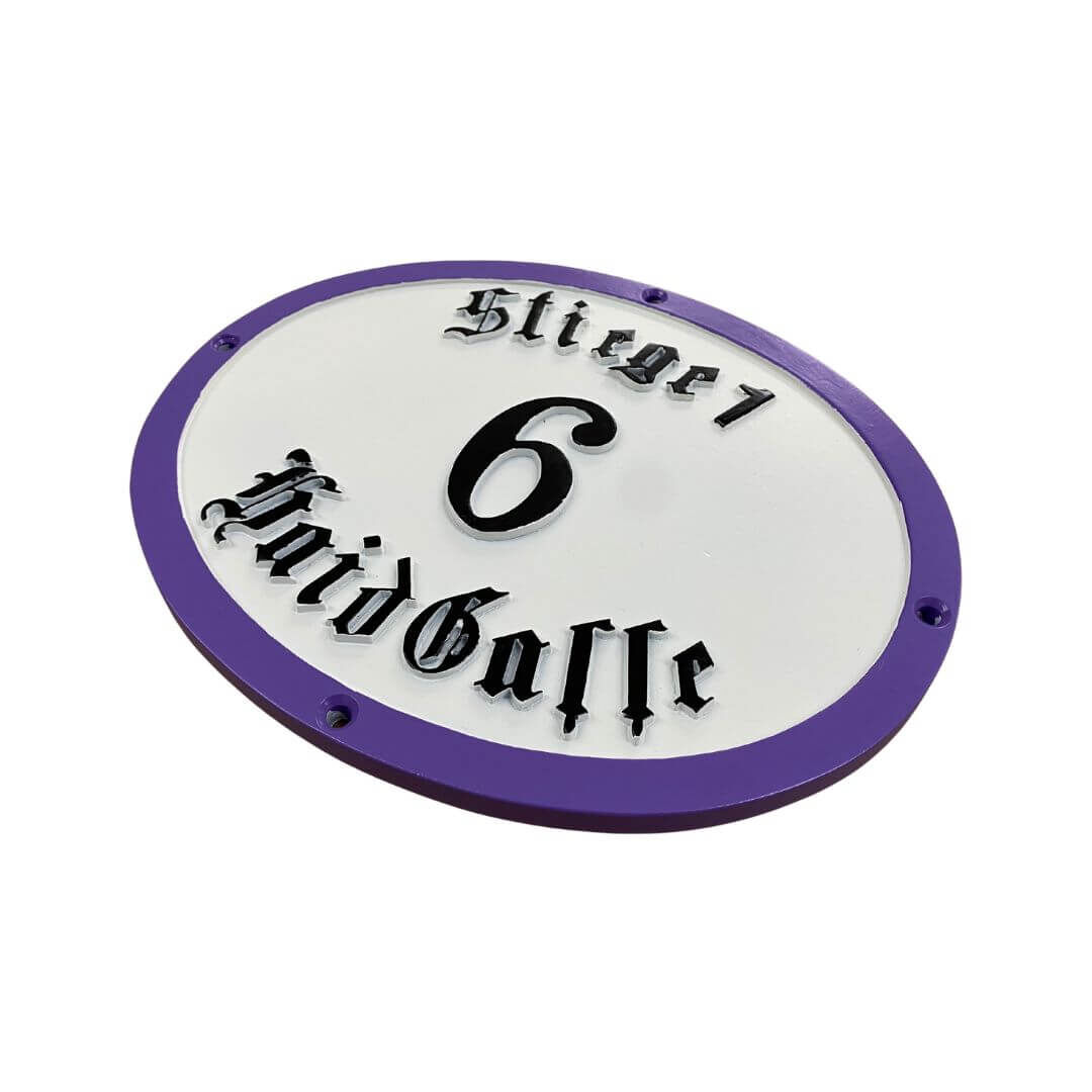 ovale Aluminiumguss Hausnummerntafel Altstadt mit Frakturschrift und violetter Umrandung ovale Aluminiumguss Hausnummerntafel Altstadt mit Frakturschrift und violetter Umrandung