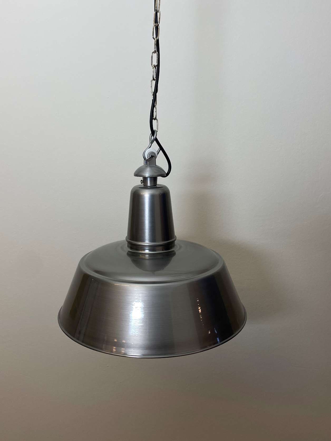 sievering-stahlblech-glaenzend-fabrikleuchte-1 Hängleuchte Sievering Stahlblech mit glänzendem Klarlack