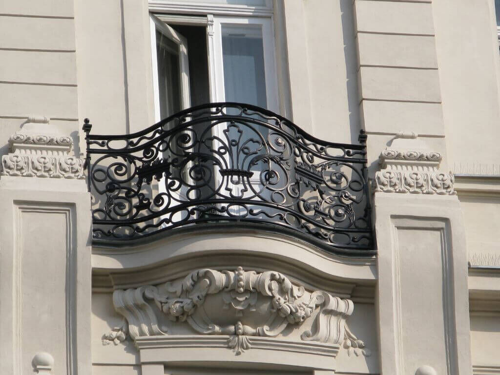 Gewölbtes Balkongeländer aus Schmiedeeisen für die Porr Gewölbtes Balkongeländer aus Schmiedeeisen für die Porr