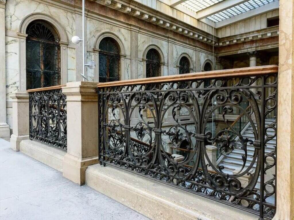Eindrucksvolles Messingguss Geländer im Palais Equitable Eindrucksvolles Messingguss Geländer im Palais Equitable