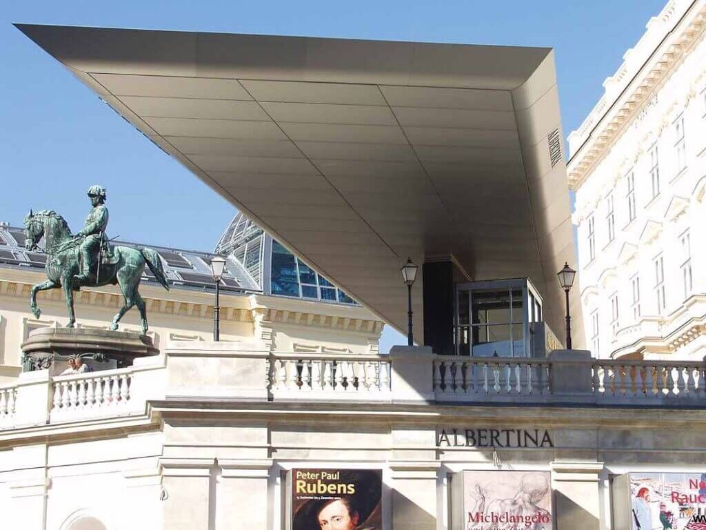 Standlaternen auf Balustrade der Albertina