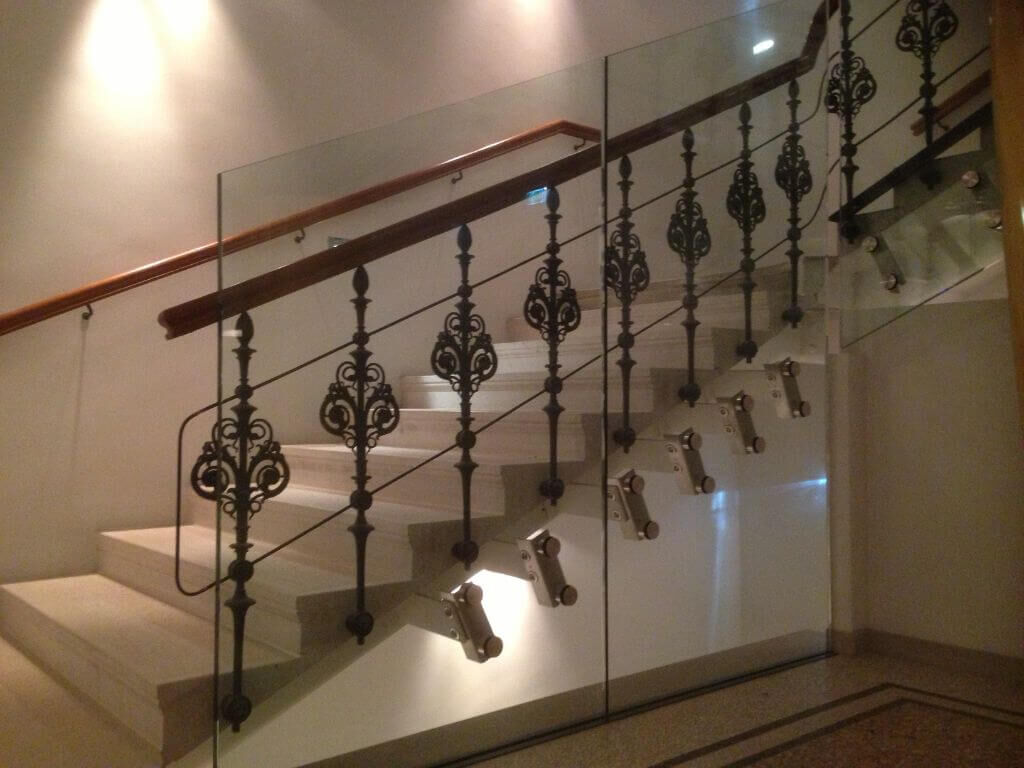 Historisches Stiegengelaender aus Gusseisen fuer das Hotel Kempinski Historisches Stiegengelaender aus Gusseisen fuer das Hotel Kempinski