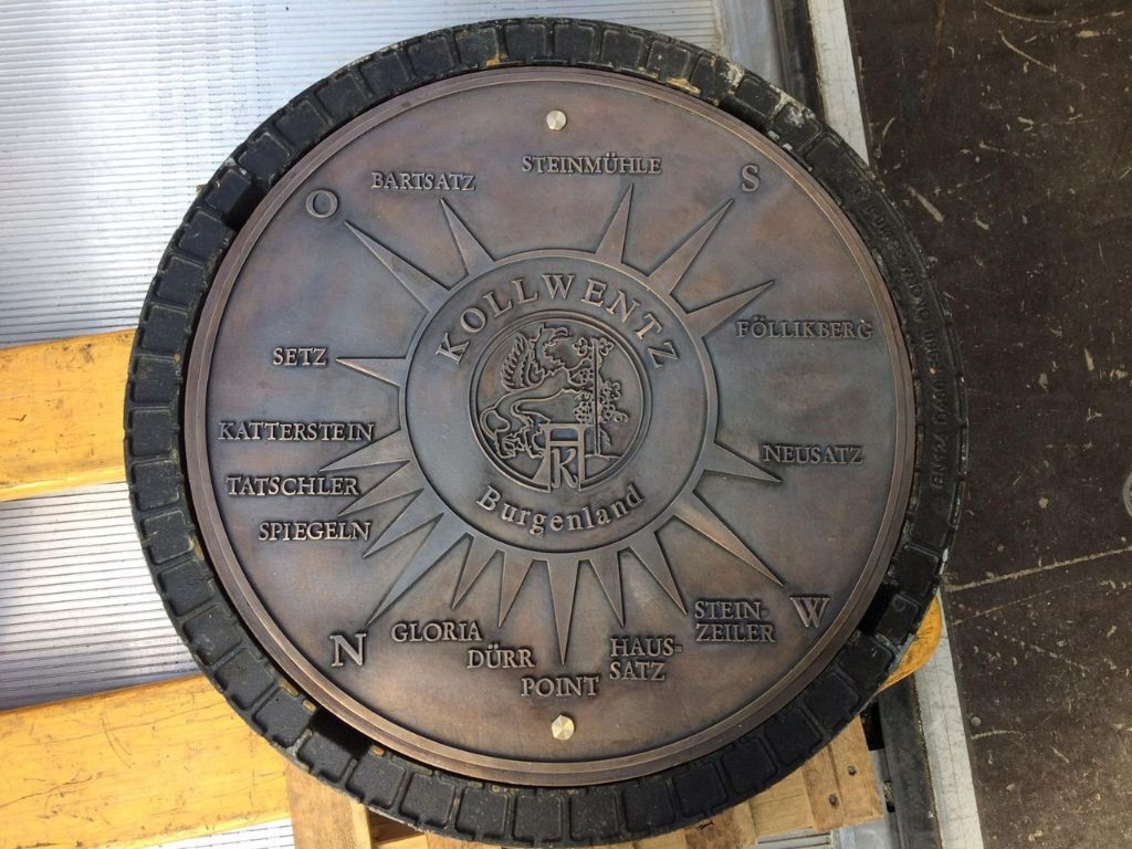 Individuelle Schachtabdeckung aus Bronzeguss für Weingut Kollwentz Individuelle Schachtabdeckung aus Bronzeguss für Weingut Kollwentz
