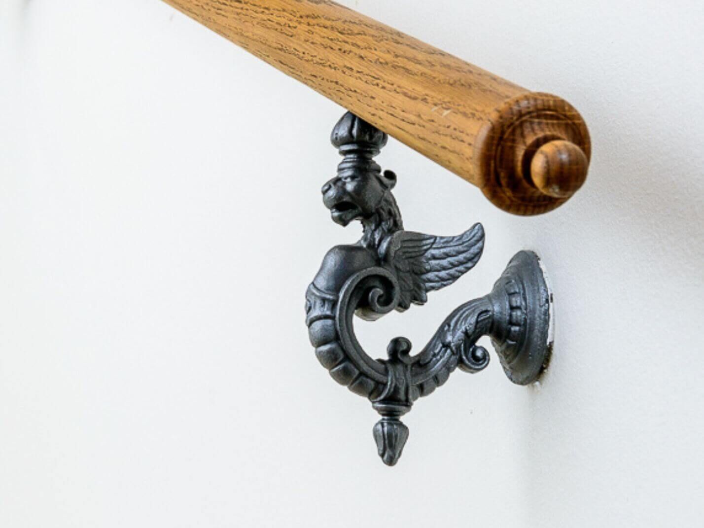 Historischer Handlaufhalter Art. 15305 Esterhazy in Form eines geflügelten Löwen aus Gusseisen Historischer Handlaufhalter Art. 15305 Esterhazy in Form eines geflügelten Löwen aus Gusseisen